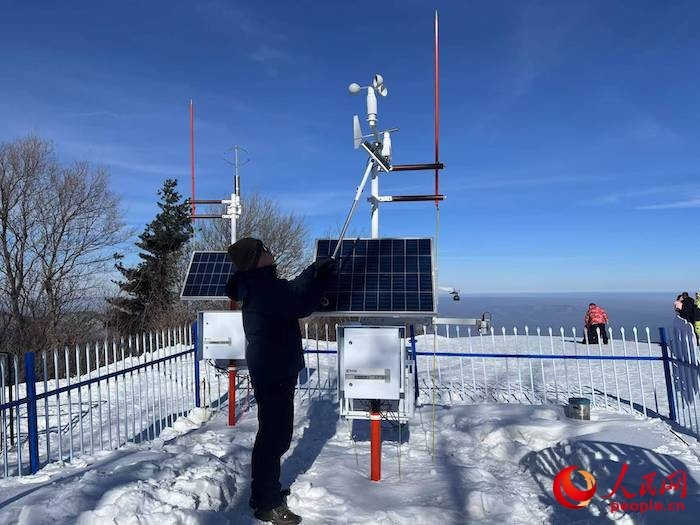 工作人員正在對氣象設(shè)備進行日常維護。人民網(wǎng) 高清揚攝