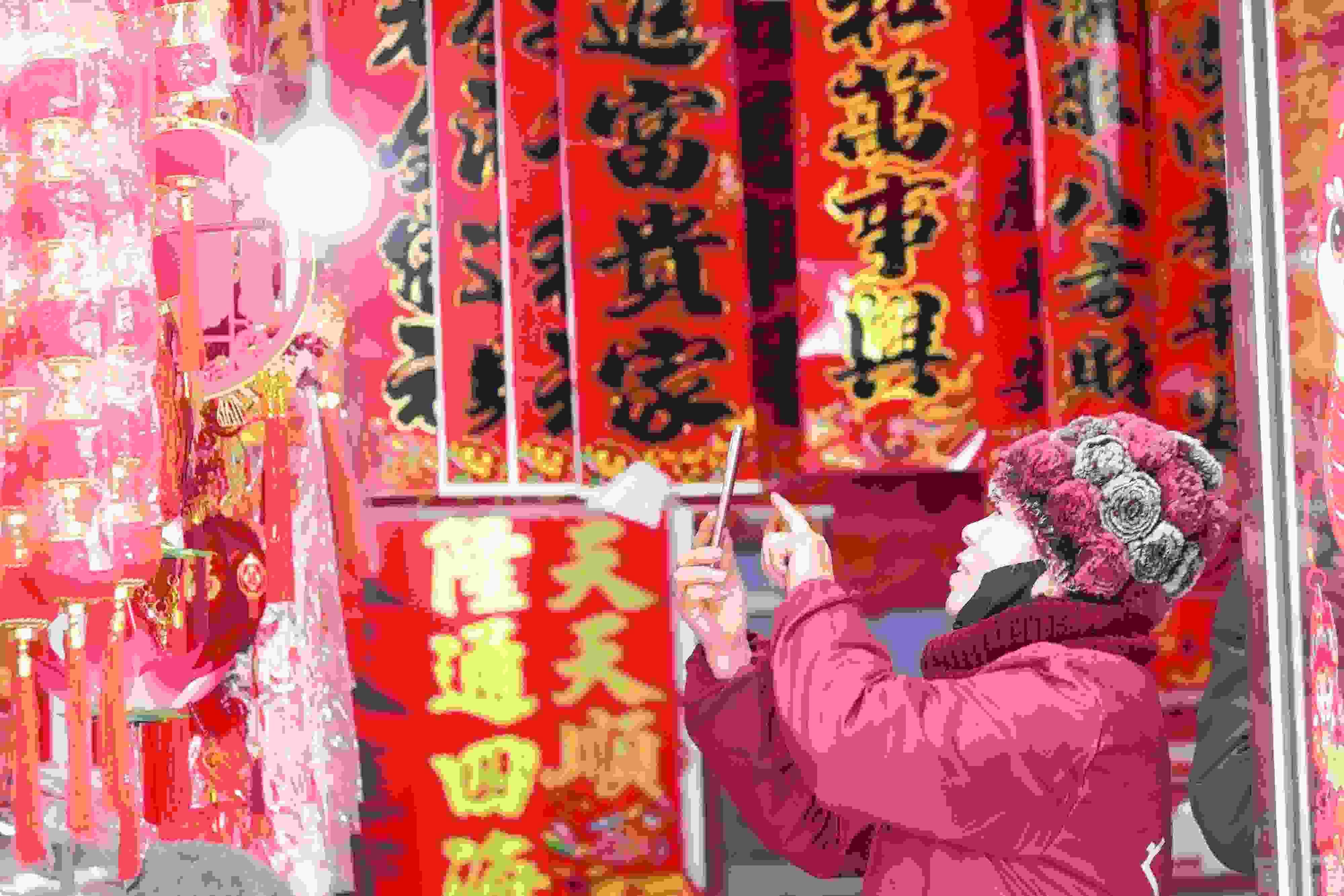 2025年1月5日，在山東省高密市夏莊鎮(zhèn)東李家村，商戶通過手機(jī)在網(wǎng)上推銷新春飾品。