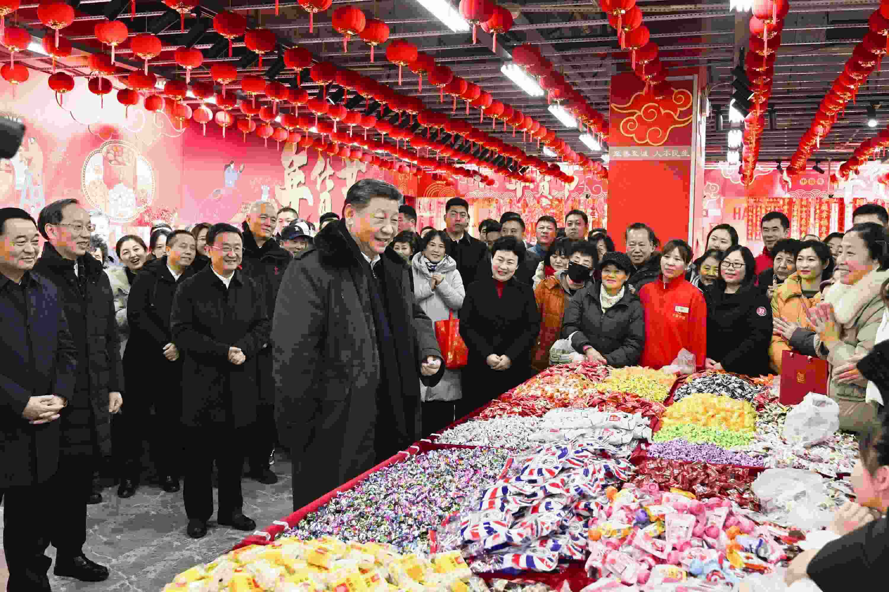 2025年1月23日，習近平總書記在遼寧沈陽大東副食品商場考察時，同店主和顧客親切交流，向大家致以新春祝福。