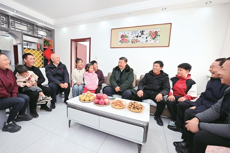 2025年1月22日至24日，中共中央總書記、國(guó)家主席、中央軍委主席習(xí)近平冒著嚴(yán)寒來(lái)到遼寧，看望慰問(wèn)基層干部群眾。這是22日下午，習(xí)近平在葫蘆島市綏中縣明水滿族鄉(xiāng)祝家溝村考察時(shí)，同村民王寶維一家圍坐一起拉家常。 新華社記者 謝環(huán)馳/攝