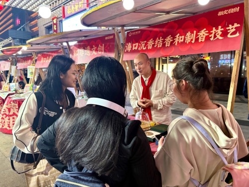 魏希望在非遺集市上介紹沉香。人民網(wǎng) 陳葉欣攝