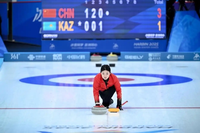 2月4日，中國隊選手韓雨在比賽中擲壺。新華社記者 江漢 攝