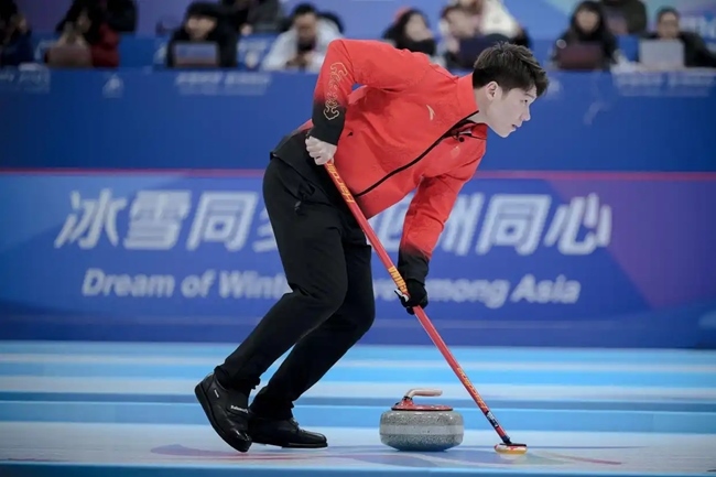 2月4日，中國隊選手王智宇在比賽中擦冰。新華社記者 江漢 攝