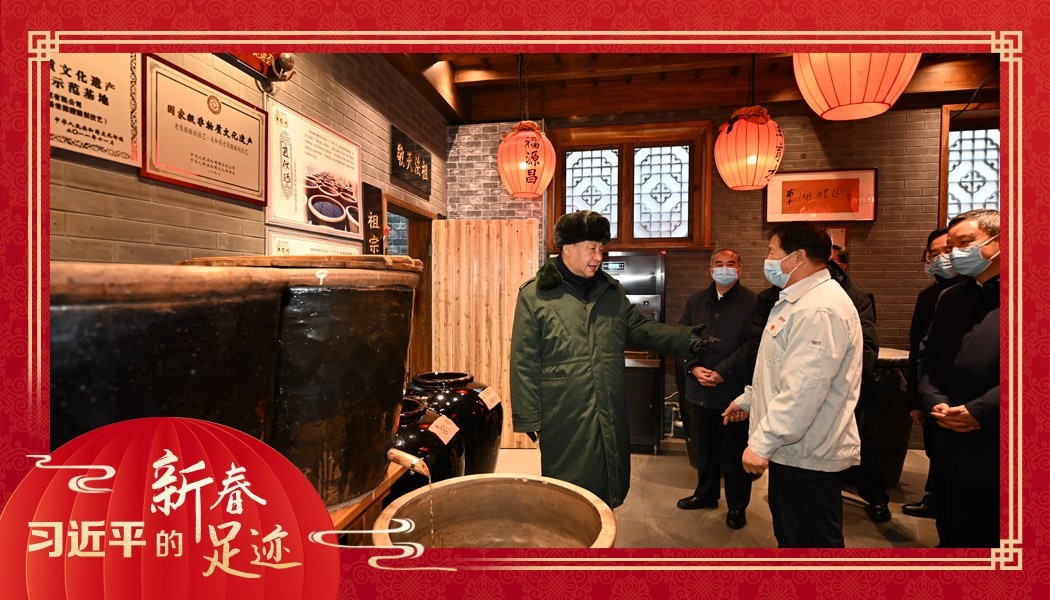 2022年1月27日，習(xí)近平總書記沿街巷察看山西平遙古城風(fēng)貌，走進(jìn)東湖老醋坊，了解當(dāng)?shù)亻_展特色經(jīng)營(yíng)情況。