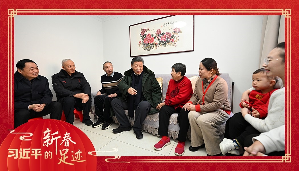 2025年1月23日，農(nóng)歷新年前夕，習(xí)近平總書(shū)記在遼寧沈陽(yáng)大東區(qū)長(zhǎng)安街道長(zhǎng)安小區(qū)考察時(shí)，走進(jìn)居民郎素蘭家中看望。