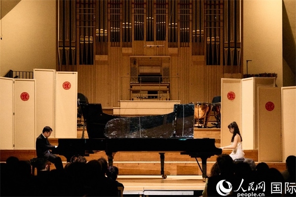 旅英鋼琴家李勁峰和郭鑫弈雙鋼琴“斗琴”。楊浩鵬攝