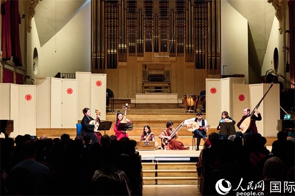 英國(guó)中樂(lè)團(tuán)和倫敦魯特琴樂(lè)團(tuán)演奏《絲綢之韻》。楊浩鵬攝