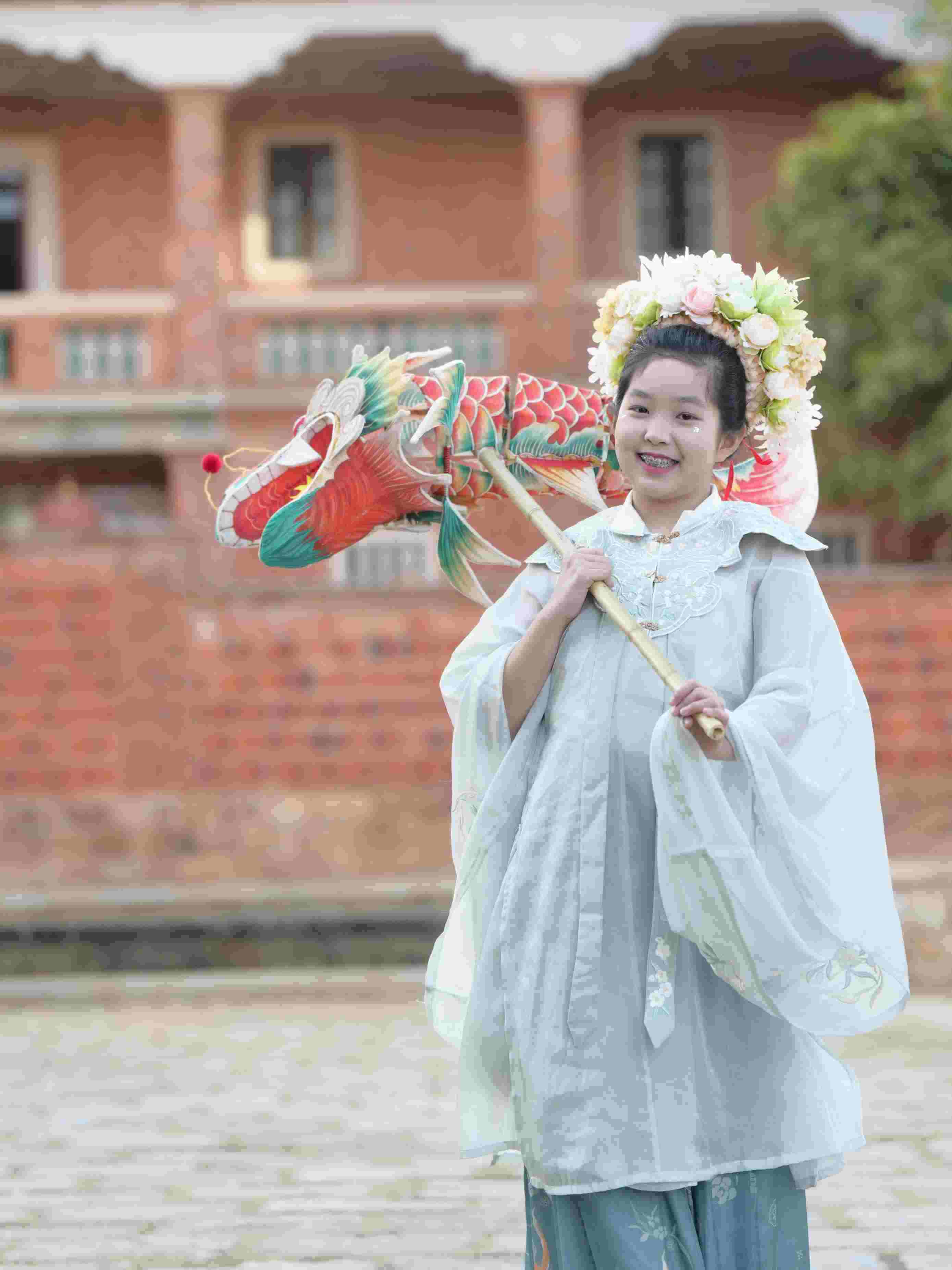 在泉州，沈女士為女兒拍下頭戴簪花的照片。受訪者供圖