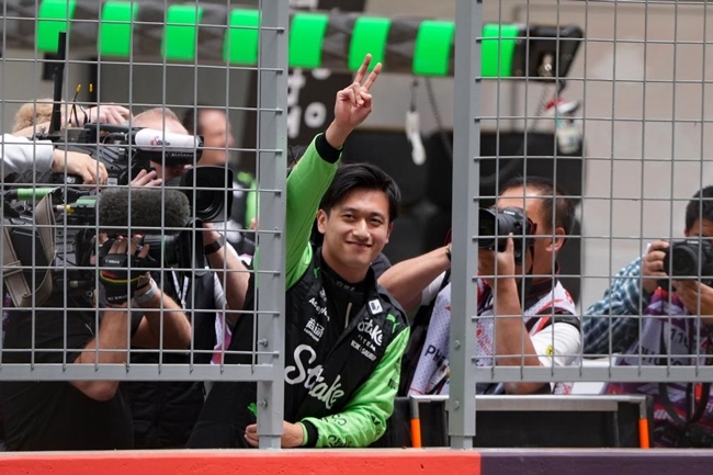 2024年4月19日，索伯車隊中國車手周冠宇（中）在練習賽前向觀眾致意。當日，F(xiàn)1中國大獎賽在上海開賽。中國車手周冠宇主場首秀參賽。新華社記者 夏一方攝