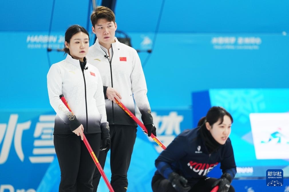 2月6日，中國隊(duì)選手王智宇（中）、韓雨（左）在比賽中。新華社記者 王松 攝