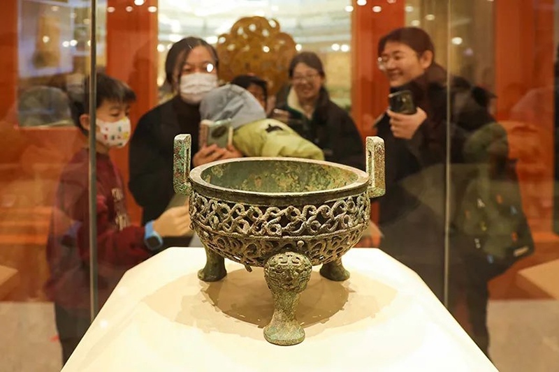 “尋蛇——藏在山西博物院里的蛇”展出的蟠蛇紋鏤空鼎。山西博物院供圖