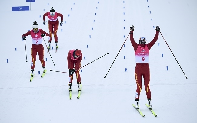 2月8日，李磊（右一）沖過(guò)終點(diǎn)后慶祝奪冠。新華社記者 張龍攝