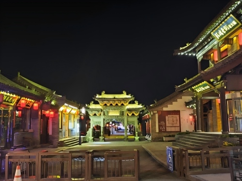 道歉公告發(fā)布后，凌晨5時的古城。人民網(wǎng)記者 黃鈺攝