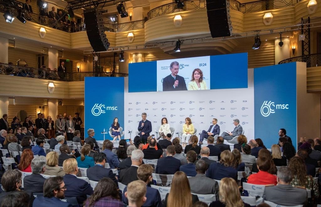 2024年2月18日，慕安會(huì)主席克里斯托夫·霍伊斯根（中左二）在德國(guó)慕尼黑舉行的第60屆慕尼黑安全會(huì)議上發(fā)表閉幕致辭。新華社記者 張帆 攝