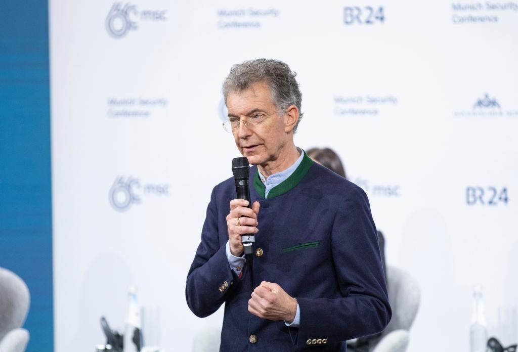 2024年2月18日，慕安會(huì)主席克里斯托夫·霍伊斯根在德國(guó)慕尼黑舉行的第60屆慕尼黑安全會(huì)議上發(fā)表閉幕致辭。新華社記者 張帆 攝
