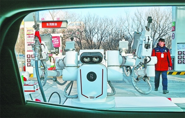 智能加油機(jī)器人在加能站工作。受訪者供圖