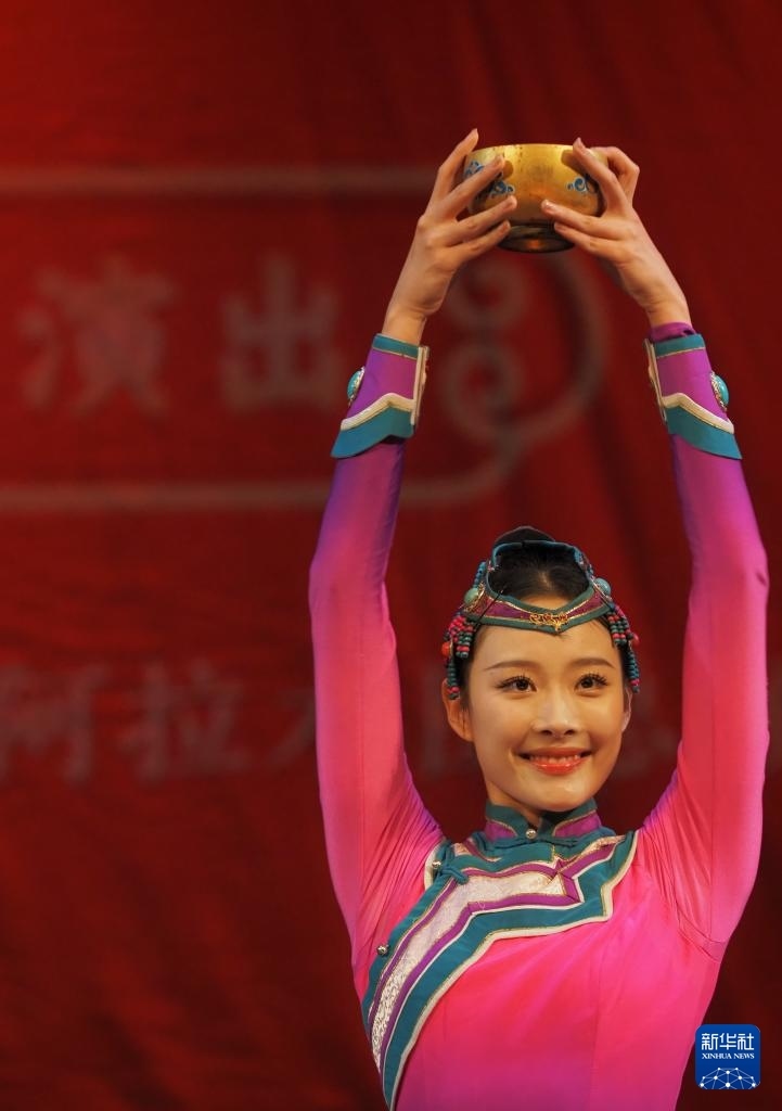 2月11日，在哈薩克斯坦阿拉木圖的阿拜國家歌劇和芭蕾舞劇院，中國演員表演舞蹈。新華社記者 趙宇 攝