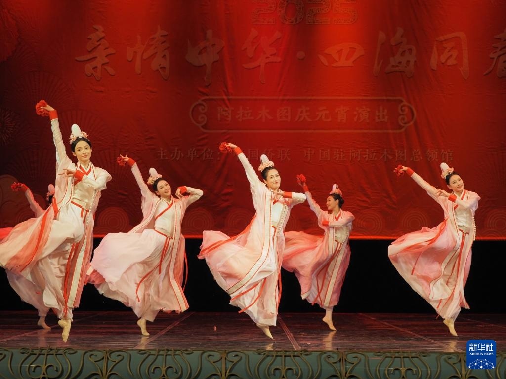2月11日，在哈薩克斯坦阿拉木圖的阿拜國家歌劇和芭蕾舞劇院，中國演員表演舞蹈《元日霓裳》。新華社記者 趙宇 攝