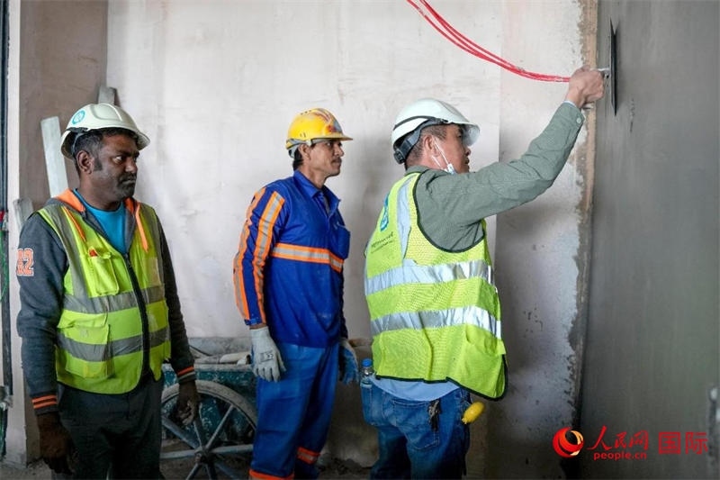 抹灰。人民網(wǎng)塔里克·易卜拉欣攝