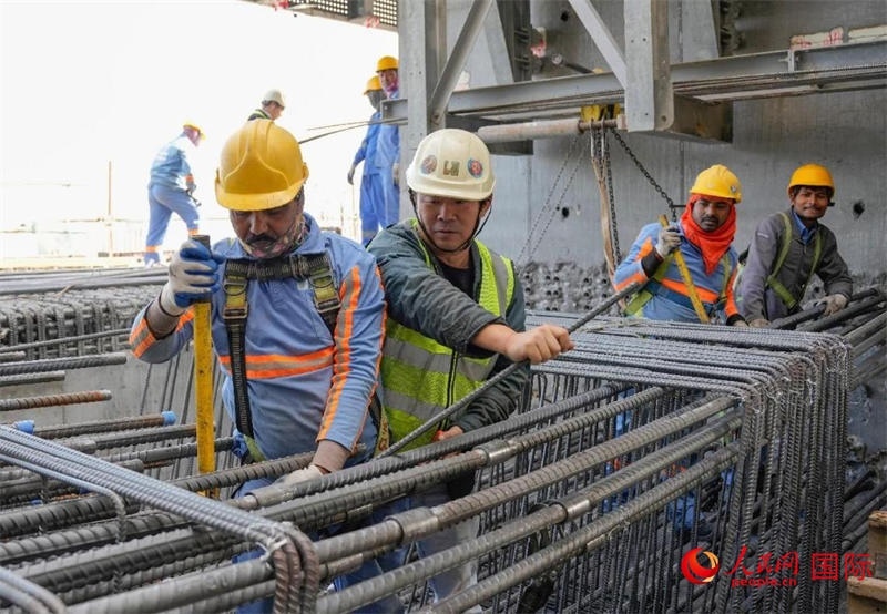 扎鋼筋。人民網(wǎng)塔里克·易卜拉欣攝