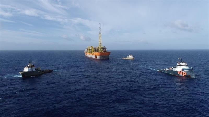 布濟(jì)烏斯七期項(xiàng)目浮式生產(chǎn)儲(chǔ)卸油裝置抵達(dá)油田區(qū)域。巴西國(guó)家石油公司供圖