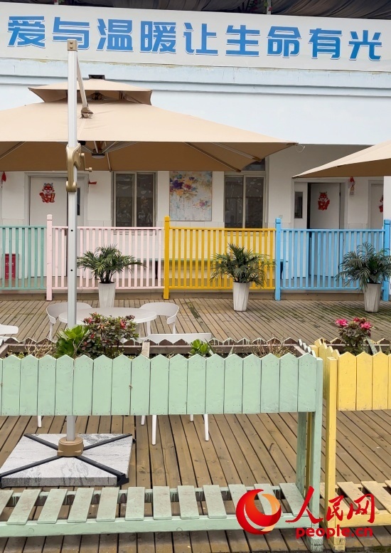 為讓“老小孩”住著開心，南泉鎮(zhèn)衛(wèi)生院設(shè)計(jì)成幼兒園風(fēng)格。人民網(wǎng) 陳葉欣攝