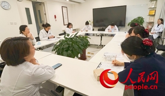 交班會上，海淀醫(yī)院安寧療護(hù)團(tuán)隊(duì)討論患者和家屬需求。人民網(wǎng)記者 金慧慧攝