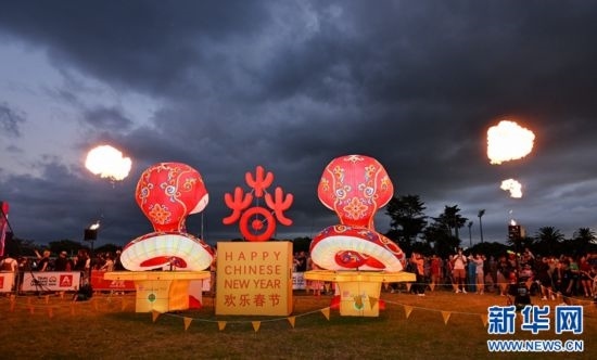 圖為游客在2025年奧克蘭元宵燈節(jié)游覽。（圖片由奧克蘭中國文化中心提供）