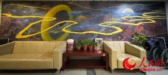 清華長庚醫(yī)院掛著一幅名為“生命長河”的畫，家屬將離世親人的名字寫在上面。人民網(wǎng) 陳葉欣攝