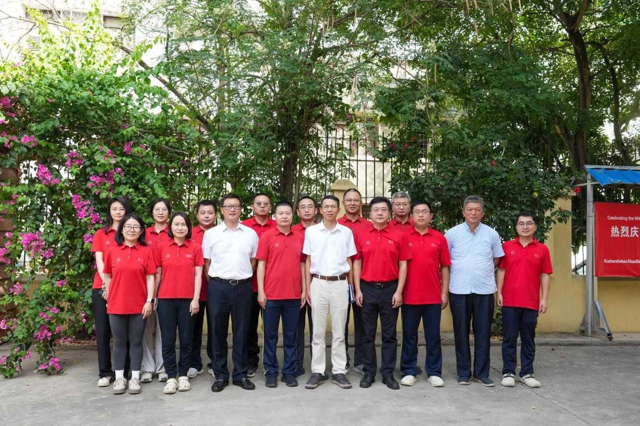 李強(qiáng)華與醫(yī)療隊(duì)合影。中國援桑醫(yī)療隊(duì)供圖