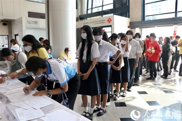 獻血者排隊填寫報名表。朱瀟逸攝