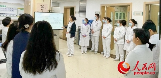 華西第四醫(yī)院姑息醫(yī)學(xué)科交班會(huì)上，護(hù)士介紹患者情況。人民網(wǎng)記者 金慧慧攝