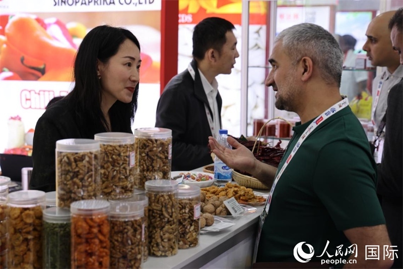 中外商家在第三十屆海灣食品展上交流。人民網(wǎng)記者 張志文攝
