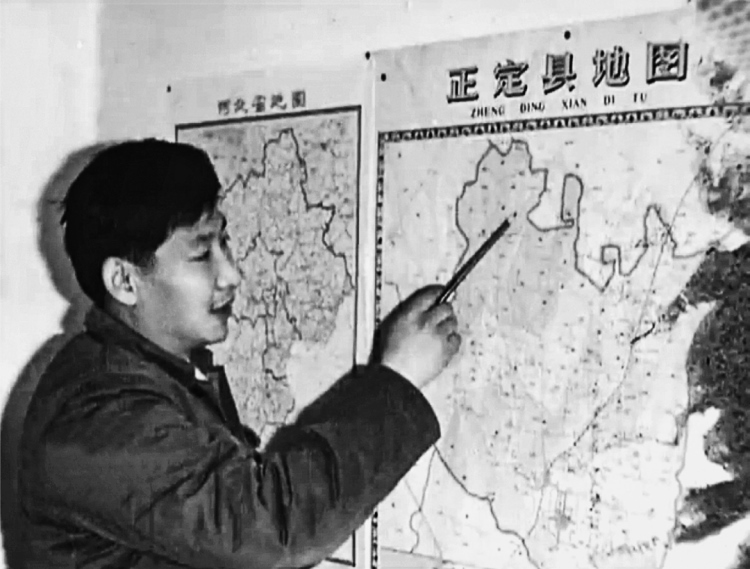 習近平在辦公室地圖前謀劃正定的發(fā)展。（圖源：《讓群眾過上好日子——習近平正定足跡》）