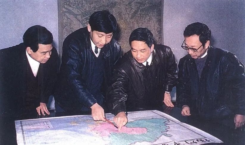 1991年12月，習(xí)近平與同事討論福州市戰(zhàn)略規(guī)劃設(shè)想。（圖源：《習(xí)近平在福州》）