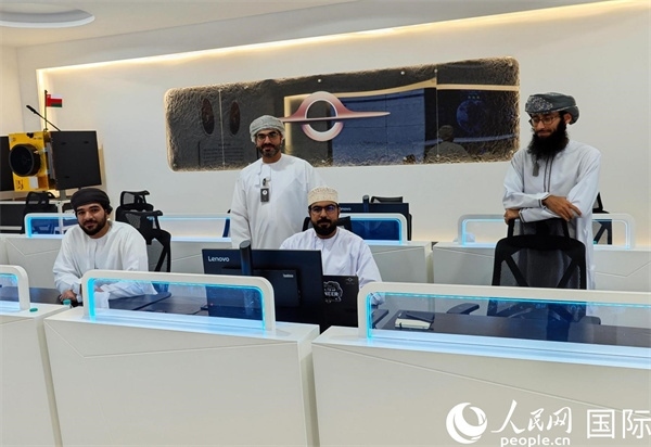 阿曼蘭斯航天公司員工在工作中。人民網 海瑟姆·穆扎恩攝