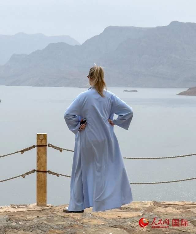 圖為一名游客正在俯瞰阿拉伯灣。人民網(wǎng) 塔里克·易卜拉欣攝