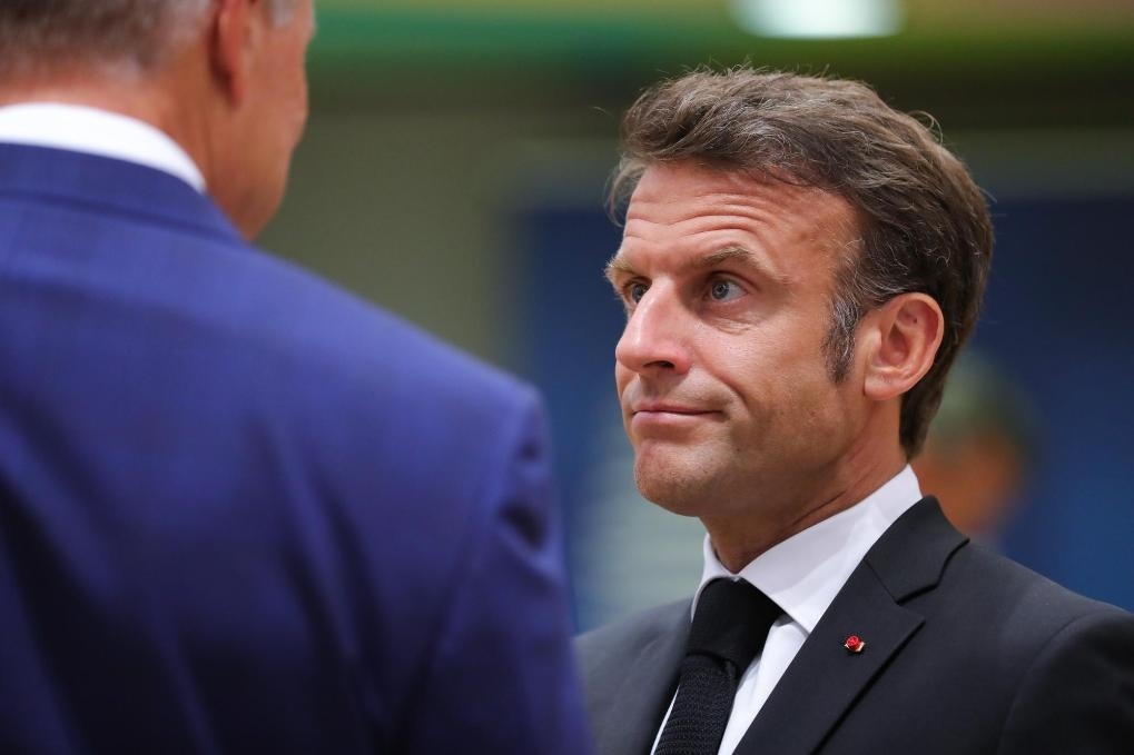 2023年6月29日，在比利時(shí)布魯塞爾，法國(guó)總統(tǒng)馬克龍（右）準(zhǔn)備出席歐盟峰會(huì)。新華社記者鄭煥松攝