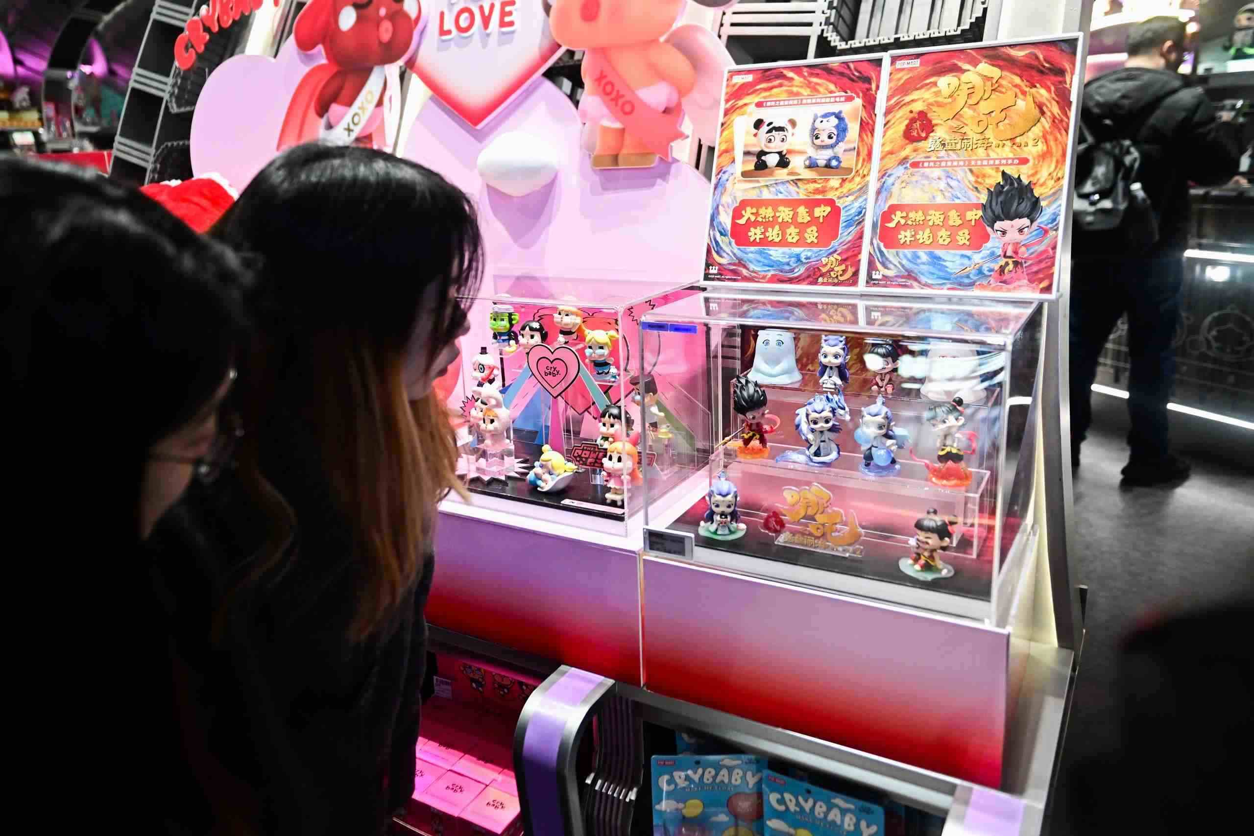 △2025年2月22日，上海，市民在圍觀《哪吒之魔童鬧海》相關(guān)手辦盲盒。