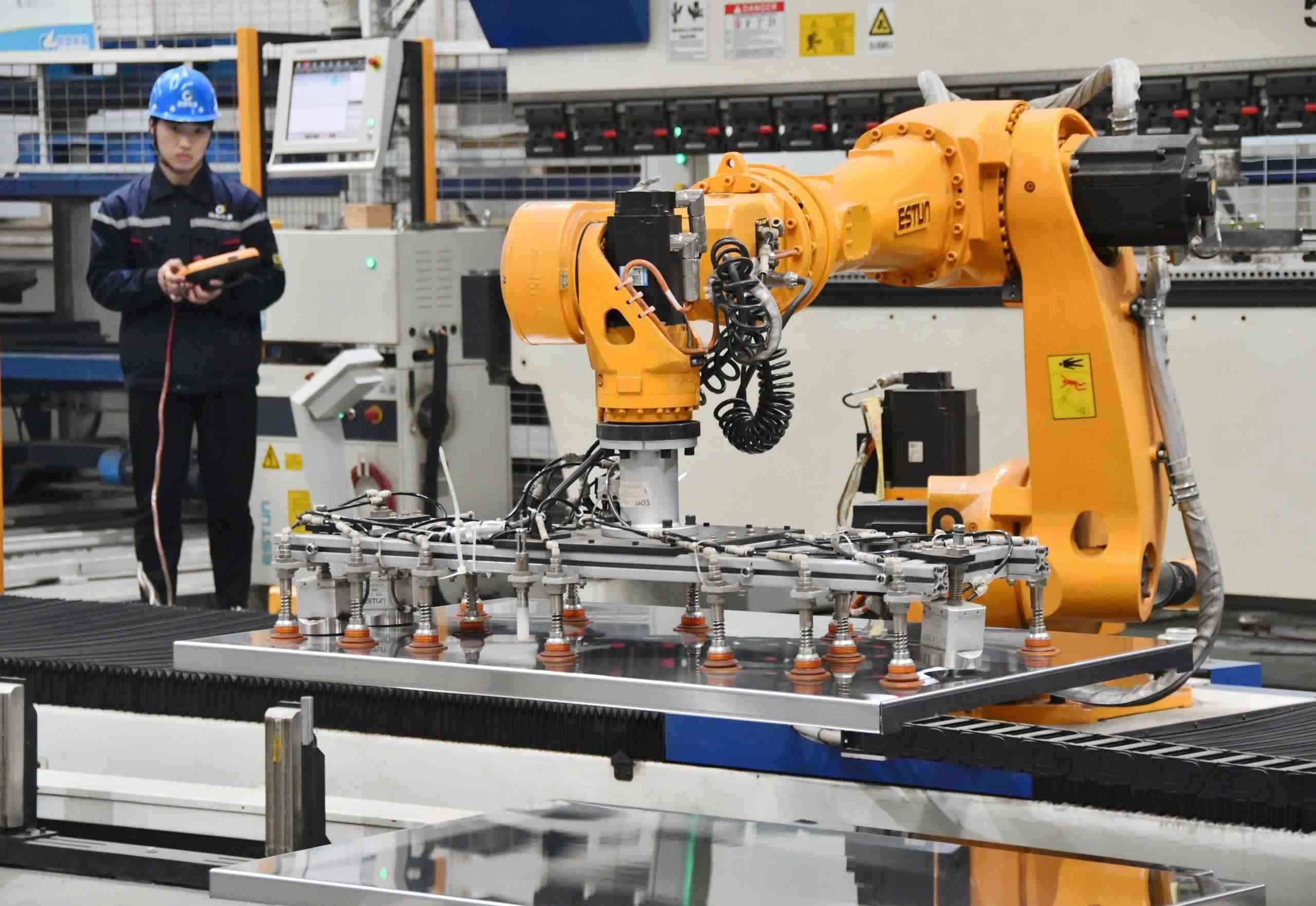 △2025年2月21日，河北邯鄲永年區(qū)工業(yè)園區(qū)的一家企業(yè)，工人正在操控工業(yè)機(jī)器人作業(yè)。