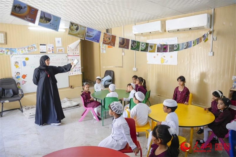 在庫(kù)姆扎爾的學(xué)校，老師正在給孩子們上課。人民網(wǎng) 塔里克·易卜拉欣攝