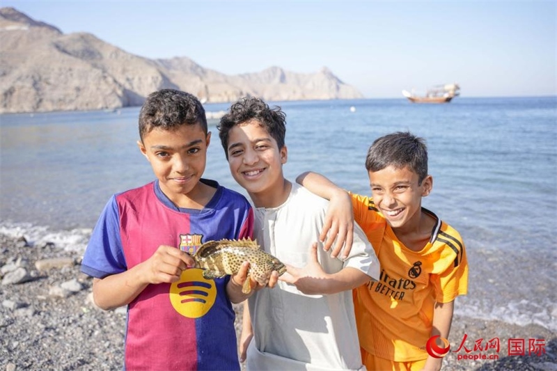 在海邊玩耍的孩子們。人民網(wǎng) 塔里克·易卜拉欣攝