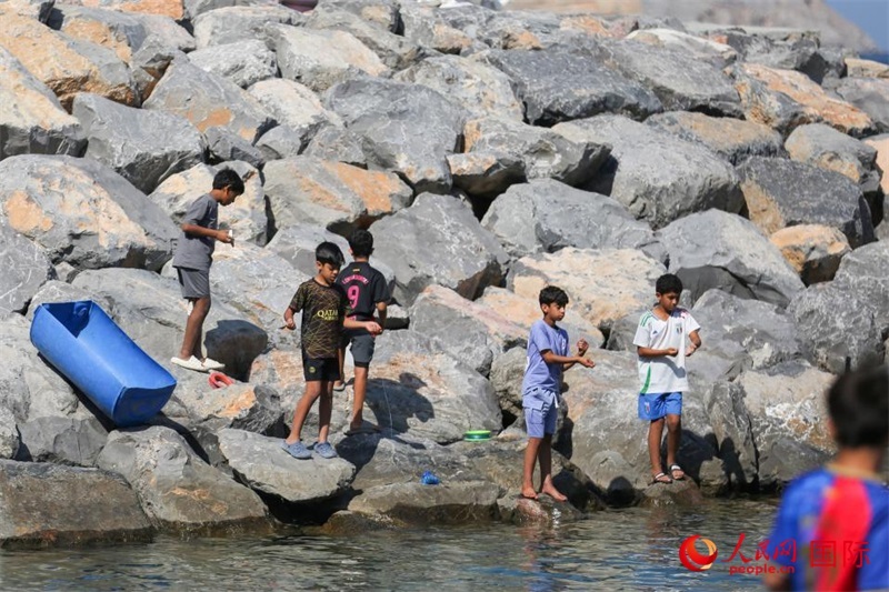 在海邊玩耍的孩子們。人民網(wǎng) 塔里克·易卜拉欣攝