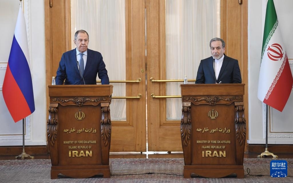 2月25日，在伊朗德黑蘭，伊朗外交部長(zhǎng)阿拉格齊（右）與俄羅斯外長(zhǎng)拉夫羅夫出席聯(lián)合新聞發(fā)布會(huì)。新華社記者 沙達(dá)提 攝
