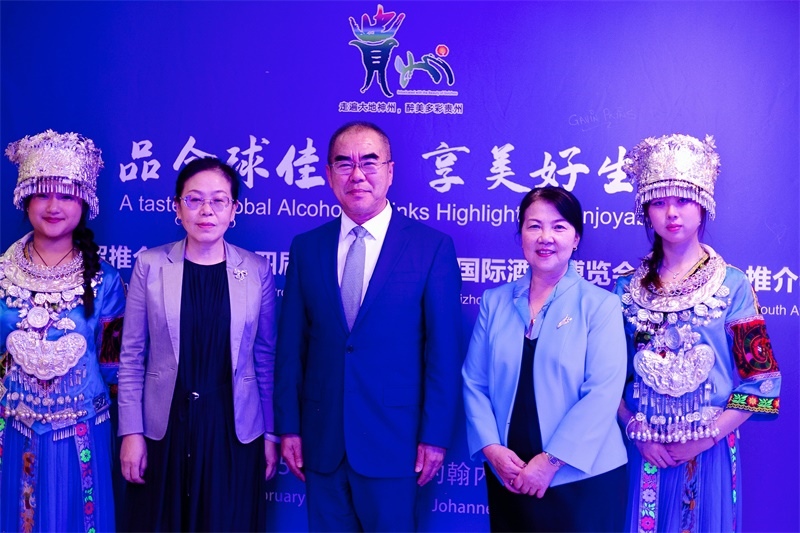 潘慶江總領(lǐng)事與王洪波秘書(shū)長(zhǎng)合影。（南非貴州商會(huì)供圖）