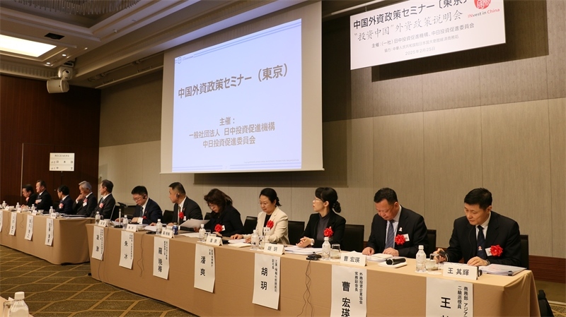 商務(wù)部和工業(yè)和信息化部相關(guān)司局負責(zé)人進行政策說明以及答疑解惑。人民網(wǎng) 許可攝