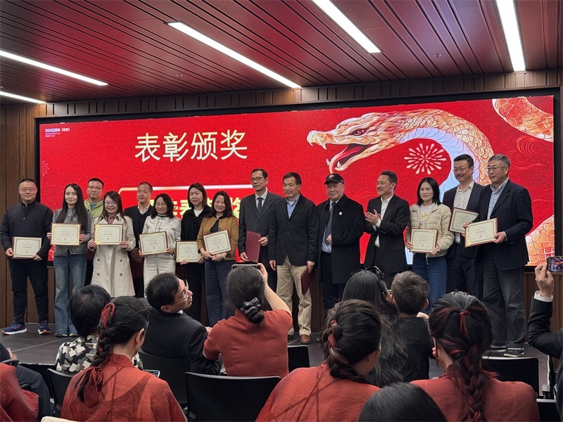 年會(huì)表彰優(yōu)秀中資企業(yè)。主辦方提供