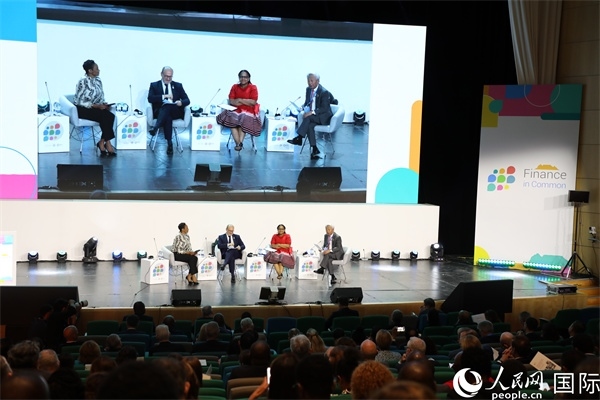 第5屆“共同金融”峰會(huì)在南非開(kāi)普敦國(guó)際會(huì)議中心開(kāi)幕。圖為峰會(huì)開(kāi)幕式現(xiàn)場(chǎng)。人民網(wǎng)記者戴楷然攝