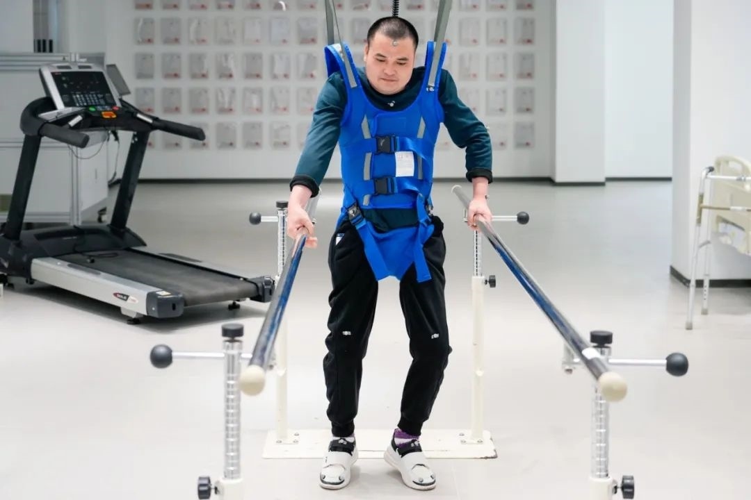 在術(shù)后第14天，患者依靠自身運(yùn)動(dòng)意圖行走。復(fù)旦大學(xué)供圖