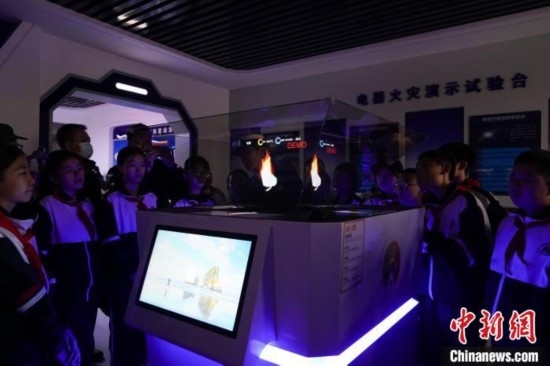 圖為學(xué)生們參觀(guān)道里區(qū)消防救援大隊(duì)消防科普體驗(yàn)館內(nèi)幻影成像燃燒三要素實(shí)驗(yàn)臺(tái)。中新社記者 趙宇航 攝